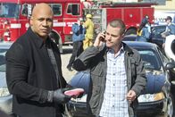 Navy CIS: L.A. – Arbeiten mit Hochdruck daran, die Attentäter zu fassen, die für eine Explosion auf einer Charity-Veranstaltung verantwortlich sind: Sam (LL Cool J, l.) und Callen (Chris O'Donnell, r.). Doch eine Journalistin will ausgerechnet ihnen die Schuld in die Schuhe schieben ...
