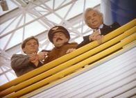 MacGyver – Jack Dalton (Bruce McGill, M.) wird von Dave (Andrew Kavadas, l.) und Arthur Bandel (Ed Nelson, r.) mit einer Waffe bedroht.