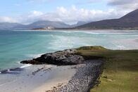 360° - Geo-Reportage – Über die schottischen Hebriden fegt stets ein rauer Wind. So ursprünglich und inspiriert von den Farben der Landschaft ist auch Harris Tweed, der Aristokrat unter den feinen Wollstoffen.