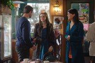 Gilmore Girls – Rory (Alexis Bledel, M.) und Lorelai (Lauren Graham, r.) können es nicht fassen: Christopher (David Sutcliffe, l.) ist reich!