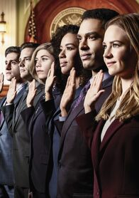 For the People – (v.li.): Jay Simmons (Wesam Keesh), Seth Oliver (Ben Rappaport), Kate Littlejohn (Susannah Flood), Allison Adams (Jasmin Savoy Brown), Leonard Knox (Regé-Jean Page), Sandra Bell (Britt Robertson).