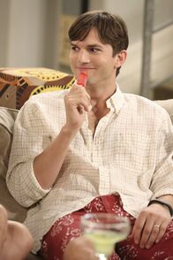 Two and a Half Men – Will nicht mehr Louis Alleinunterhalter sein und sucht deshalb Spielkameraden für ihn: Walden (Ashton Kutcher) ...