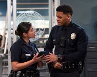 The Rookie – Miles Penn (Deric Augustine) hat ein Date mit Rina. Doch schon bald stellt sich heraus, dass sie Teil der Eastern?Front?Gang ist. Dadurch gerät Miles in große Gefahr, denn die Gangmitglieder haben ihn längst im Visier. Celina Juarez (Lisseth Chavez) spricht mit ihm.