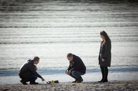 Mord auf Shetland – MDR FERNSEHEN MORD AUF SHETLAND - FERN DER HEIMAT, "Shetland - Series 4" Uhr. Ein Unfall auf See - oder ein Verbrechen? Kommissar Jimmy Perez (Douglas Henshall, Mitte), seine Assistentin Tosh (Alison O'Donnell) und Detective Constable Sandy Wilson (Steven Robertson) untersuchen den abgetrennten Arm. -Foto Folge 1-