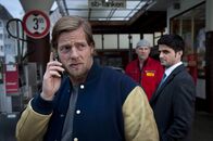 Der letzte Bulle – Während Mick (Henning Baum, l.) die Geschichte mit dem verdorbenen Eiersalat glaubt, kann Andreas (Maximilian Grill, r.) den Aussagen des Tankstellenpächters Eberhard Hauptmann (Götz Schubert, M.) keinen Glauben schenken ...