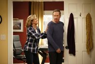 Last Man Standing – Vanessa (Nancy Travis, l.); Mike (Tim Allen, r.)