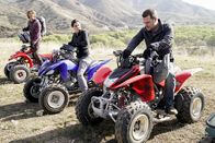 Navy CIS: L.A. – Die Suche nach Mosleys Sohn führt die Agenten Marty (Eric Christian Olsen, l.), Kensi (Daniela Ruah, M.), Callen (Chris O'Donnell, r.) und Hanna nach Mexiko. Doch ihre Kontaktperson taucht dort nicht auf ...