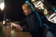 Elementary – Versucht, seinen Bruder Sherlock wieder zurück nach London zu holen: Mycroft Holmes (Rhys Ifans) ...