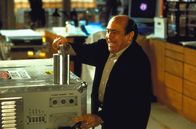 Junior – Als die Forschungsgelder für eine Pille, die eine sanftere Geburt ermöglichen soll, gekürzt werden, hat Dr. Larry Arbogast (Danny DeVito) die rettende Idee. Er bittet seinen Kollegen zum Selbstversuch ...