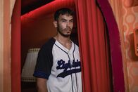 SOKO Hamburg – Erik Börnsen (Iskander Madjitov) hat am Tatabend am Tresen im "Dicken Dackel“ gearbeitet.