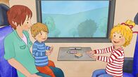 Meine Freundin Conni – Conni findet Zugfahren klasse. Auf der Fahrt spielt sie mit Jakb und Mama Karten.