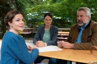 Die Rosenheim-Cops – Von der Wirtin Marlene Löblich (Ines Maria Schmiedt, l.) erhoffen sich die Kommissare Beck (Michaela Weingartner, M.) und Stadler (Dieter Fischer, r.), Informationen zum Opfer.