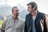 Der Bergdoktor – Gregor Büchner (Matthias Komm, l.) hat sich verliebt, doch Martin Gruber (Hans Sigl, r.) muss ihm erklären, dass diese Frau ein großes Problem hat.