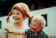 Pippi Langstrumpf – Pippi Langstrumpf (Inger Nilsson) und der kleine Bauernjunge Nisse, den sie vor einem wilden Stier gerettet hat.