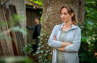 Sturm der Liebe – Ariane (Viola Wedekind, r.) hält sich im Hintergrund, während Robert (Lorenzo Patané, l.) versucht, mit Lia zu reden.