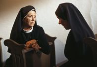 Um Himmels Willen – MDR Fernsehen UM HIMMELS WILLEN (61), "Verletzte Gefühle" Uhr. Schwester Lotte (Jutta Speidel, l.) findet die verzweifelte Mutter Oberin (Rosel Zech, r.) in der Klosterkapelle.