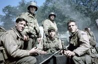 Der Soldat James Ryan – Immer häufiger stellen sich Reiben (Edward Burns, l.), der Sanitäter Wade (Giovanni Ribisi, 2.v.l.), Sergeant Horvath (Tom Sizemore, 2.v.r.), Mellish (Adam Goldberg, vorne) und Jackson (Barry Pepper, r.) die Frage, ob die Rettung eines einzigen Lebens diese gefahrvolle Mission rechtfertigt ...