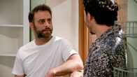 Rote Rosen – Mo (Yunus Cumartpay) ist geschockt: Elyas (Mehmet Daloğlu) hat einen Großteil ihrer Ersparnisse an der Börse verzockt.