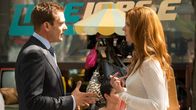 Suits – Harvey (Gabriel Macht) setzt alles daran, Donna (Sarah Rafferty) zur Rückkehr in die Kanzlei zu bewegen – doch sie stellt ihre eigenen Bedingungen.