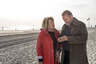 Wilsberg – Bei ihrem privaten Treffen wollen Anna Springer (Rita Russek) und Jan Brockhorst (Felix Vörtler) Berufliches eigentlich außen vor lassen. Die beiden Kommissare tauschen sich dann aber doch über die Ermittlungen aus.