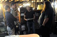 Hawaii Five-0 – Um einen neuen Fall zu lösen, bitten Steve (Alex O'Loughlin, 2.v.l.), Danny (Scott Caan, l.) und Chin (Daniel Dae Kim, 2.v.r.) Jerry Ortega (Jorge Garcia, r.) um Hilfe ...
