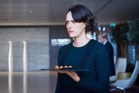Fleabag – Fleabag Staffel 2 Folge 3 Zum Servieren verdonnert: Phoebe Waller-Bridge als Fleabag Copyright: SRF/Two Brothers Pictures/all3media International