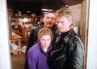 MacGyver – Montana (Gwynyth Walsh, l.), Dent (Dick Butkus, M.) und MacGyver (Richard Dean Anderson, r.) schauen nicht sonderlich begeistert.