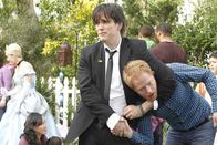 Modern Family – Robbie (Matt Dillon, li.) begrüßt besonders 'herzlich' Mitchell (Jesse Tyler Ferguson), den er wie Claire aus der Highschool kennt.