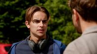 Rote Rosen – Till (Francesco Oscar Schramm, l.) fasst immer mehr Vertrauen zu Arthur (Vivian Frey) und gesteht ihm, dass er seine Mutter bei einem Unfall verloren hat.