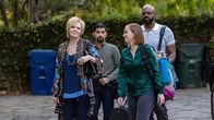 Hacks – Deborah (Jean Smart, l.) lädt Ava (Hannah Einbinder, 2.v.r.), Marcus (Carl Clemons-Hopkins, r.) und Damien (Mark Indelicato, 2.v.l.) in ihre luxuriöse Zweitvilla in Los Angeles ein – der perfekte Ort, um ihr mit Spannung erwartetes Stand-up-Special zu planen. Doch zwischen Palmen und Pool brodelt es bald nicht nur kreativ.
