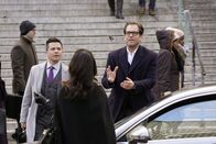 Bull – Kann Bulls (Michael Weatherly, r.) Starzeugin Sophia Dern (Cristina Rosato, vorne), ehemalige Brokerin bei Brannigan Trust, Bull und Benny (Freddy Rodriguez, l.) die entscheidenden Informationen für den aktuellen Fall liefern?
