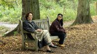 Killing Eve – Carolyn (Fiona Shaw, l.) trifft Pam (Anjana Vasan, r.) in einem friedlichen Wald. Jedoch hat Pam ihr eine traurige Botschaft zu überbringen.