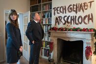 Wilsberg – Richter Hartmut Rudolph (Bernhard Schir) erwartet eine unangenehme Überraschung, als er gemeinsam mit Alex (Ina Paule Klink) das Wohnzimmer betritt.