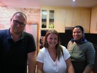 Verrückt nach Meer – Bei ihrem lokalen Kochkurs lernen die Kreuzfahrer Erna und Christian bei Gamidah (rechts) im Bezirk Bo Kaap in Kapstadt ein paar neue Rezepte zum Nachkochen für daheim.
