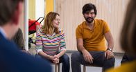 Andere Eltern – Beim ersten Treffen der Elterninitiative verkünden Nina (Lavinia Wilson) und Jannos (Jasin Challah), dass ein Dokumentarfilm über das Projekt gedreht wird.
