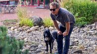 SOKO Köln – Hauptkommissar Matti Wagner (Pierre Besson) ermittelt im Fall eines erschossenen Hundesitters und dreier verschwundener Bulldoggen. Gleichzeitig ist er selbst Hundesitter von Mata Hari.