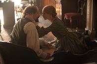 The Invisible Woman – Charles Dickens (Ralph Fiennes, l.); Nelly (Felicity Jones, r.)