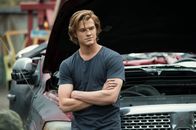 Monster Trucks – Tripp (Lucas Till) arbeitet neben der High School auf einem Schrottplatz, auf dem er seinen eigenen Truck zusammenbaut. Im Inneren des Wagens findet er Außergewöhnliches ...