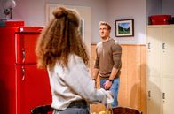 Sturm der Liebe – Ana (Soluna-Delta Kokol, vorne) ist geneigt, Vincent (Martin Walde, hinten) noch eine Chance zu geben.