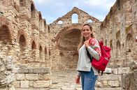 Wunderschön! – Tamina Kallert besucht den bulgarischen Ort Nessebar, der zum Unesco-Weltkulturerbe gehört. Dort lässt es sich prächtig schlendern, durch die Überreste thrakischer Befestigungsanlagen, vorbei am Apollo-Tempel und der Basilika Stara Mitropolja, der mittelalterlichen Festung, hin zu alten Windmühlen und Ikonensammlungen.