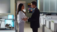 Suits – Mike (Patrick J. Adams) kehrt als Anwalt zu Pearson Specter zurück, was seine Beziehung zu Rachel (Meghan Markle) beeinflusst.