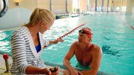 Borkum ... mit Judith Rakers – Judith Rakers trifft Olympia-schwimmer Christian Keller Borkumer Schwimmbad.