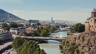 Im Flug über Georgien – Rund ein Viertel der Bevölkerung Georgiens lebt in der Hauptstadt Tiflis.