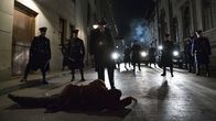 Live by Night – Live by Night In der Falle: Ben Affleck (liegend) als Joe Coughlin, Brendan Gleeson (über ihm stehend) als Thomas Coughlin Copyright: SRF/Warner Bros.