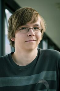 Schloss Einstein – Lukas Lange spielt Adrian.