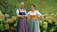 Hoagascht – Conny Bürgler (rechts) und Trachtenschneiderin Bettina Grieshofer (links) stehen im Garten von Bettina während ServusTV’s „Hoagascht – Des Dirndl is unser Gwand“ in Bad Aussee, Steiermark, Österreich am 27.September 2024.