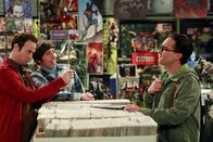 The Big Bang Theory – Haben gelegentlich viel Spaß miteinander: Stuart (Kevin Sussman, l.), Howard (Simon Helberg, M.) und Leonard (Johnny Galecki, r.) ...