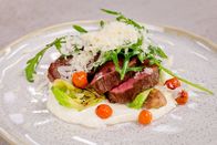 Silvia kocht – Reh-Tagliata mit Schwammerl-Kohlsprossensalat, Tahini-Joghurt & eingelegten Vogelbeeren.