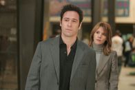 Numb3rs - Die Logik des Verbrechens – Können Don (Rob Morrow, l.) und Terry (Sabrina Lloyd, r.) den Mörder von Trevor Riley entlarven?