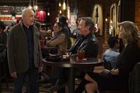 Last Man Standing – (v.l.n.r.) Ed Alzate (Hector Elizondo); Mike Baxter (Tim Allen); Vanessa Baxter (Nancy Travis)